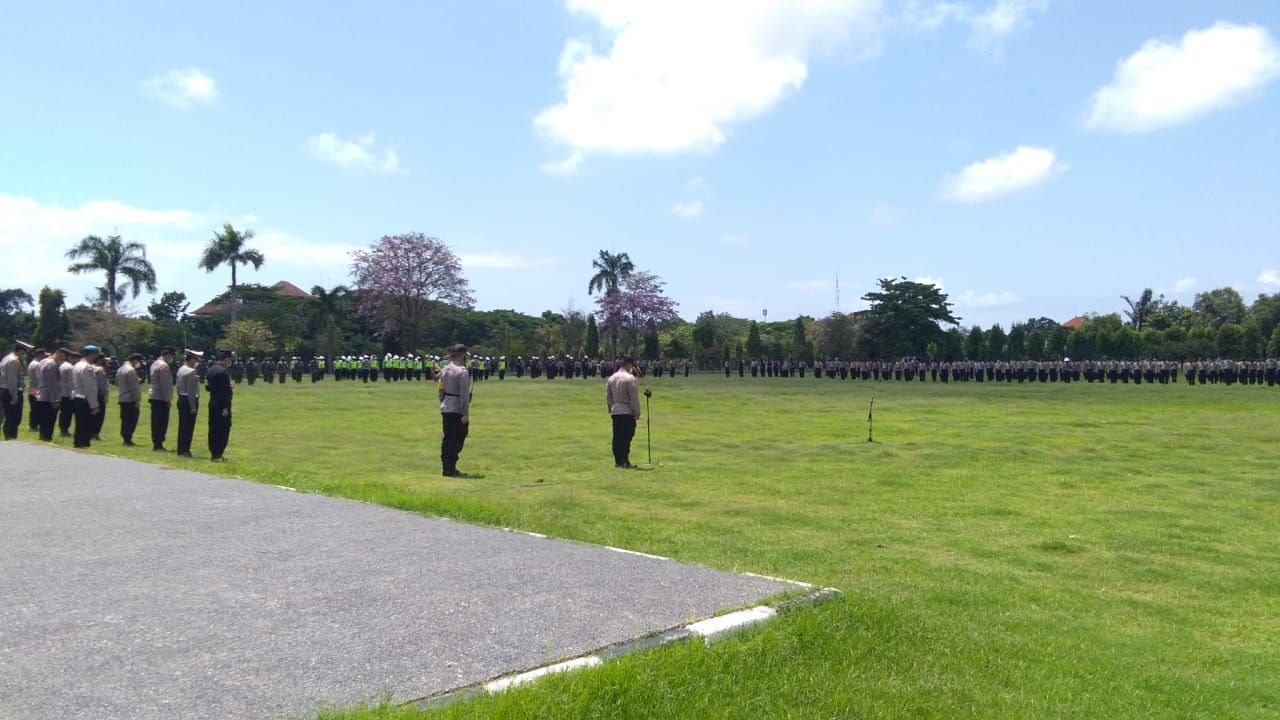 podiumnews.com-Polisi Kawal Ketat Aksi Demo Tolak UU Omnimbus Law Ciptaker di Denpasar